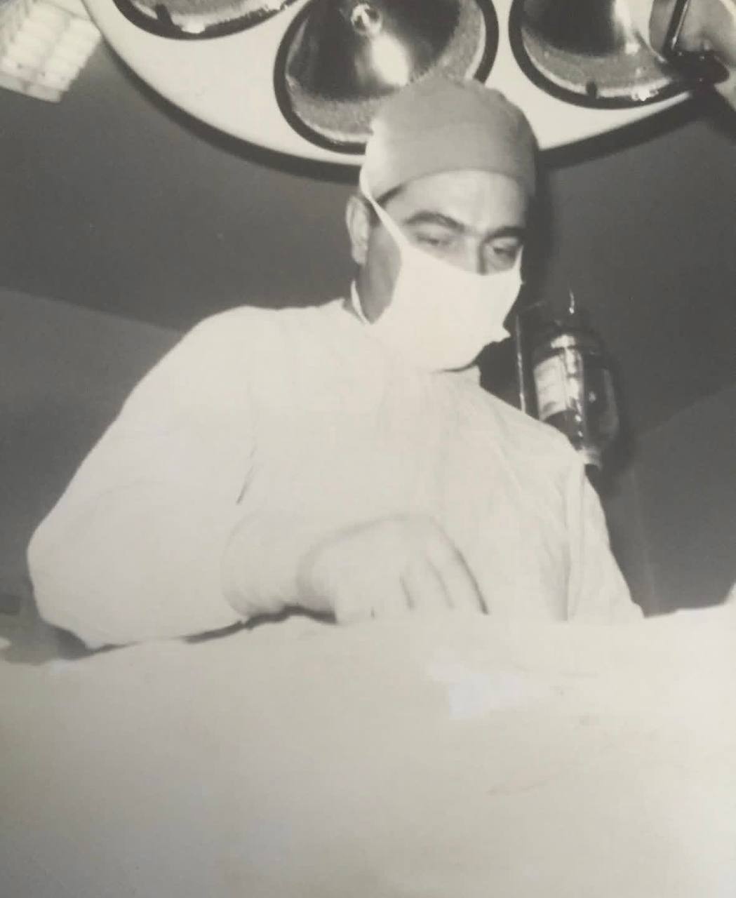 Dr. Hossein Maleksalehi operating in his hospital